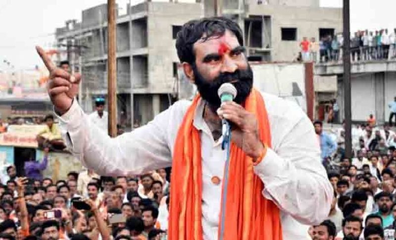 <p><br />
दरअसल, कोरोना कॉल में मानवता की सेवा करने वाले शिवसेना के विधायक संतोष बांगर हैं। जिन्होंने हिंगोली जिले की कलमनूरी विधानसभा सीट से चुनाव जीता है। उन्होंने 2019 के चुनावी हलफनामे 92 लाख रुपए की संपत्ति बताई थी। जिसमें से 90 लाख रुपए का दान कोरोना मरीजों के लिए दे दी। बता दें कि संतोष बांगर बाला साहब ठाकरे के भाषण से बहुत प्रभावित थे। एक रैली में उनके सुने भाषण के बाद वो शिवसेना में शामिल हुए थे</p>
