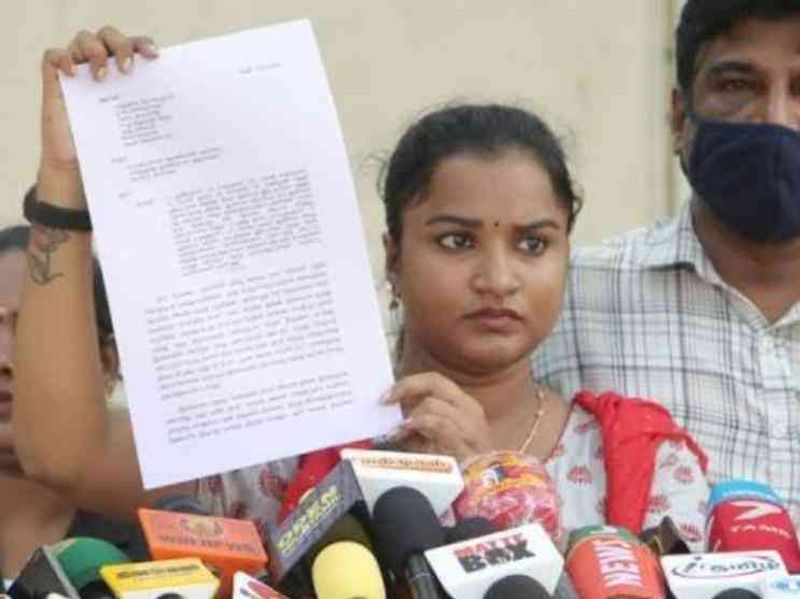 அடிக்கடி ஜெனிபரை நவீன் பணம் கேட்டு மிரட்டியுள்ளார். தர மறுத்தால் அரை நிர்வாண வீடியோவை வெளியிடுவேன் என மிரட்டியுள்ளார். இதனால் அச்சமடைந்த ஜெனிபர் இதுகுறித்து போலீசில் புகார் அளித்துள்ளார். ஆனால் நவீன் குமாரின் தந்தை காவல்துறையில் பணியாற்றுவதால் அவர் மீது சாதாரண பிரிவுகளின் கீழ் வழக்குப்பதிவு செய்யப்பட்டுள்ளதாகவும், தன்னை காவல்துறையினர் மிரட்டுவதாகவும் பகீர் குற்றச்சாட்டுக்களை முன்வைத்துள்ளார். 