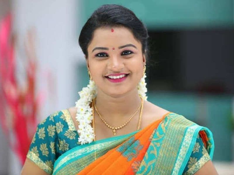 சன் தொலைக்காட்சியில் ஒளிபரப்பாகி வரும் வானத்தைப் போல சீரியலில் துணை நடிகையாக நடித்து வருபவர் ஜெனிபர். இவருக்கும் சரவணன் என்பவருக்கும் 2019ம் ஆண்டு திருமணம் நடைபெற்றது. ஆனால் கருத்து வேறுபாடு காரணமாக இருவரும் பிரிய முடிவெடுத்து விவகாரத்து கோரி வழக்கு தொடர்ந்துள்ளனர். 