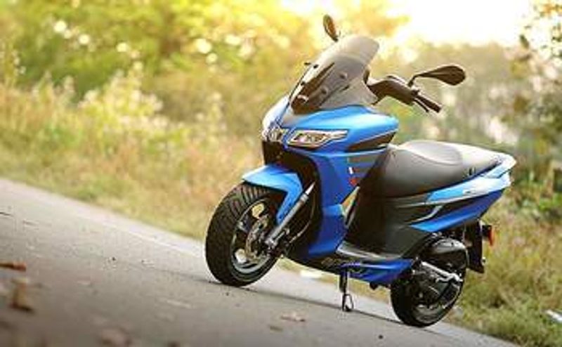 ధరఆకర్షణీయమైన లూక్స్, డిజైన్తో పియాజియో కొత్త స్కూటర్ అప్రిలియా ఎస్ఎక్స్ఆర్ 125 భారతదేశంలో ఎక్స్-షోరూమ్ ధర రూ .1.16 లక్షలు. మహారాష్ట్రలోని బారామతి ప్లాంట్లో అప్రిలియా ఎస్ఎక్స్ఆర్ 125 ఉత్పత్తి అవుతోంది. దాని అమ్మకాలు రాబోయే కొద్ది వారాల్లో ప్రారంభమవుతాయి.