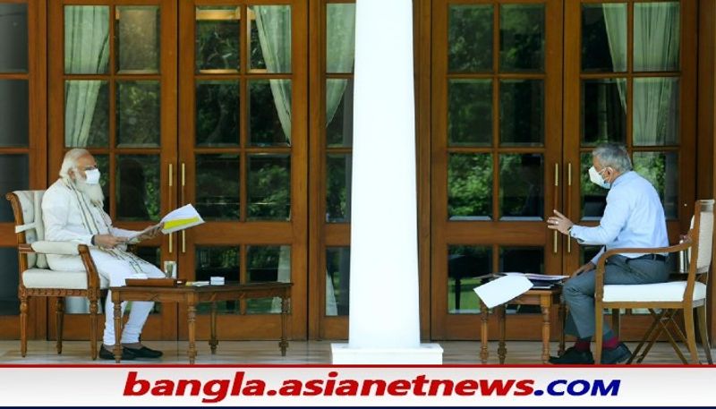 <p>বর্তমানে ভারত করোনাভাইরাসের দ্বিতীয় তরঙ্গ মোকাবিলায় যুদ্ধ নেমেছে। আর সেক্ষেত্রে সেনাবাহিনীকে ব্যবহার করা হচ্ছে। ইতিমধ্যেই চিফ ডিফেন্স স্টাফ বিপিন রাওয়াতের সঙ্গে কথা বলেছেন। দফায় দফায় বৈঠক তিন বাহিনীর প্রধানদের সঙ্গেও। <br />
</p>