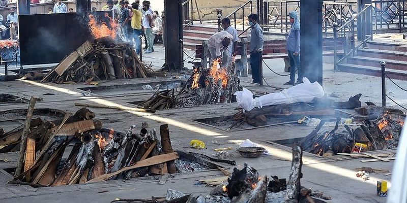 <p>இந்நிலையில் இறந்தவர்களை எரியூட்ட கூட இடம் கிடைக்காமலும், சிதைக்கு தீ வைக்க கட்டைகள் கிடைக்காமலும் உயிரிழந்த உறவுகளின் சடலத்தோடு ரத்த கண்ணீர் வடிக்கும் சூழ்நிலை உருவாகியுள்ளது. </p>