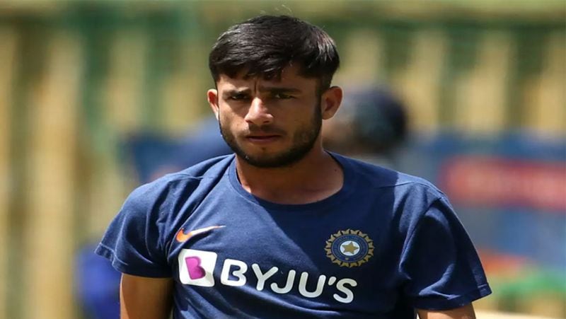फील्डिंग में छाया ये खिलाड़ी
अपनी लेग स्पिन से पंजाब किंग्स में जगह बनाने वाले रवि बिश्नोई ने सोमवार को हुए मैच में अपनी फील्डिंग से सभी को प्रभावित कर दिया। दूसरे ओवर में अर्शदीप की आखिरी गेंद पर सुनील नारायण ने छक्का मारने की कोशिश की, लेकिन इस युवा खिलाड़ी ने भागते हुए डीप मिडविकेट पर उनका कैच लपक लिया और सुनील बिना खाता खोले ही पवेलियन लौट गए। 