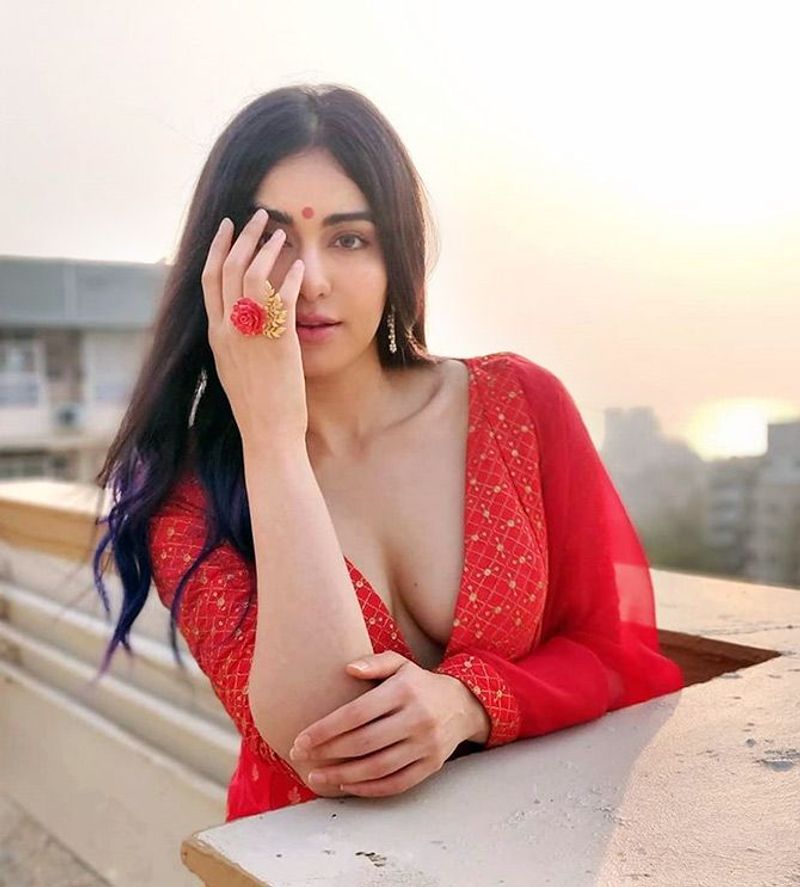 ఆదా శర్మ కథక్లో గ్రాడ్యూయేట్ చేసింది.