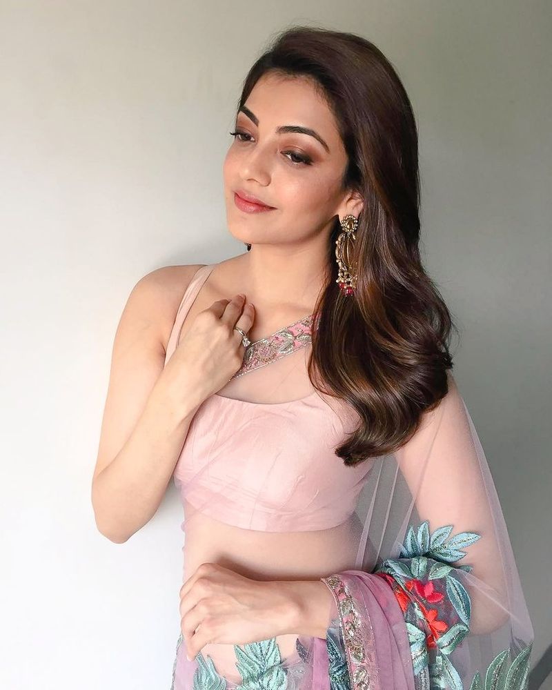 కాజల్ అగర్వాల్ బ్యాచ్లర్ ఆఫ్ మాస్ మీడియా ఇన్ అడ్వటైటింగ్ అండ్ మార్కెటింగ్ చేసింది.