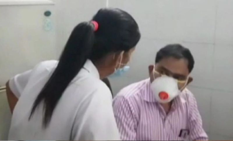 वहीं अस्पताल के अन्य स्टाफ ने बताया कि इलाज के दौरान किसी कोरोना मरीज की मौत हो गई थी। मरीज के परिजनों ने डॉक्टर से मृत्यु प्रमाण पत्र देने को कहा। इस दौरान डॉक्टर ने कोविड वार्ड में तैनात नर्स से मरीज की मौत लिखकर लाने को कहा। इसी दौरान मरीज के परिजन नर्स के पास पहुंचे तो वह भड़क गई। जिसके बाद डॉक्टर और नर्स के बीच कहासुनी के बाद विवाद बढ़ गया।