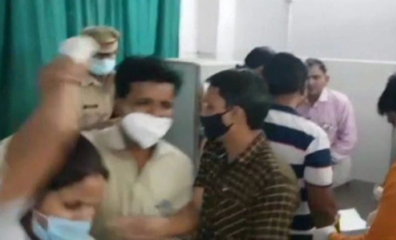 इस घटना को अस्पताल में मरीजों के परिजन देख रहे थे। इन्हीं में से किसी ने मारपीट का वीडियो बना लिया। अब यह वीडियो सोशल मीडिया पर वायरल हो रहा है। मामला जिले के डीएम तक पहुंचा। नगर मजिस्ट्रेट रामजी मिश्र ने दोनों को बुलाया है। उनका कहना है कि दोनों के बीच जो भी समस्या है उसे सुलझाने का प्रयास किया जाएगा। उन्होंने कहा कि ऐसी घटना अस्पताल में होनी नहीं चाहिए, यह दुर्घटना घटी जो बेहद ही दुर्भाग्यपूर्ण है। इसकी पूरी जांच करके मामले को शांत कराया जाएगा।