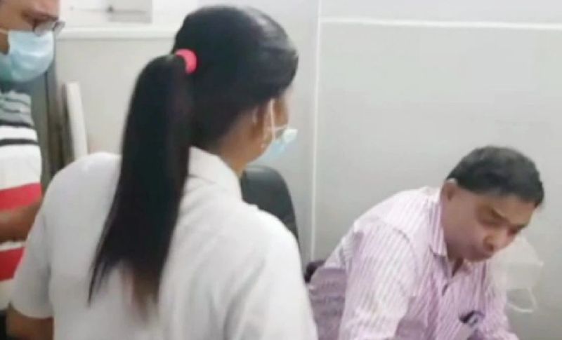 नगर मजिस्ट्रेट रामजी मिश्र ने बताया कि कोरोना वायरस लोगों को बीमार तो कर ही रहा। लेकिन दिन रात मरीजों का इलाज करने वाले डॉक्टर और नर्सों के मन और मस्तिष्क पर भी इसका गहरा असर पड़ रहा है। बताया जा रहा है कि अस्पताल में सोमवार के शाम को काफी भीड़ थी और जिसकी वजह से दोनों के बीच तनाव बढ़ गया। हो सकता है कि डॉक्टर ने तनाव में आकर नर्स को ऐसा कुछ कह दिया हो जिससे वह गुस्से में आ गई और विवाद शुरू हो गया।
