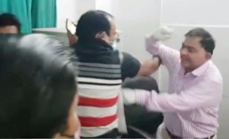 बता दें कि यह घटना उस दौरान घटी जब दोनों के सामने पुलिस मौजूद थी। पहले नर्स ने डॉक्टर से किसी बात पर जमकर बहस की। फिर पुलिस अफसर के सामने ही थप्पड़ जड़ दिया। पुलिस सामने मारपीट होता देख सबकुछ देखती रही। वीडियो वायरल होने के बाद डीएम ने मामले का संज्ञान लेते हुए जांच के आदेश दिए हैं। हालांकि रामपुर जिला अस्पताल मामले को दबाने में जुटा हुआ है। दोनों में सुलह की कोशिश की जा रही है। ताकि समय पर कोरोना मरीजों का इलाज हो सके।