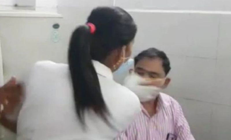 दरअसल, यह हैरान कर देने वाली यह घटना सोमवार देर रात रामपुर के जिला अस्पताल से सामने आई है। जहां अचानक कोरोना मरीजों की संख्या ज्यादा बढ़ गई है। इसी दौरान ड्यूटी पर तैनात डॉक्टर और नर्स के बीच किसी बात पर विवाद इतना बड़ गया कि दोनों के बीच गाली-गलौज हुई और फिर हाथापाई होने लगी। पहले नर्स ने डॉक्टर को तमाचा जड़ दिया। इसके बाद डॉक्टर ने भी नर्स को थप्पड़ मार दिया।