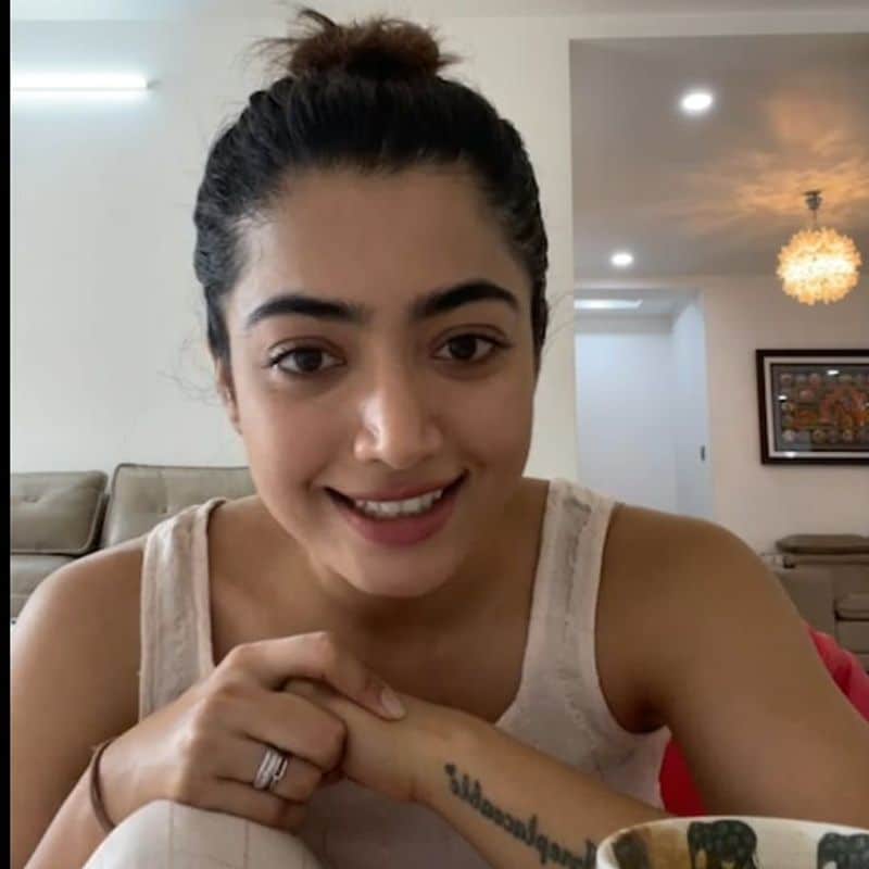 బాయ్ ఫ్రెండ్ ఎవరూ అంటూ సమాధానం చెప్పలేదు. ప్రస్తుతం షూటింగ్లతో బిజీగా ఉన్నానని, డేటింగ్ చేసేందుకు టైమ్ లేదని తెలిపింది. ప్రస్తుతం ఆ ఆలోచన లేదని పేర్కొంది.