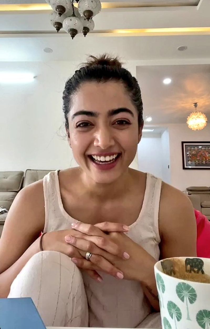 ప్రస్తుతం హైదరాబాద్లోనే ఉంటున్నానని, `పుష్ప` షూటింగ్లో పాల్గొంటున్నట్టు తెలిపింది. అల్లు అర్జున్ స్వీట్, అండ్ సింపుల్ అని పేర్కొంది. తెలుగులో మాట్లాడి కరోనా జాగ్రత్తలు చెప్పింది.