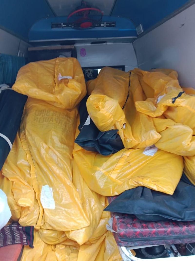बीड जिले के अंबाजोगाई में स्वामी रामानंद तीर्थ अस्पताल में कोरोना से मरने वाले 22 मरीजों के शव रविवार को एक ही एम्बुलेंस में लादकर कब्रिस्तान में ले जाया गया था। अस्पताल की दलील है कि उसके पास एंबुलेंस नहीं है। वहीं, इस अमानवीय तस्वीर के सामने आने के बाद लोगों में गुस्सा है।
