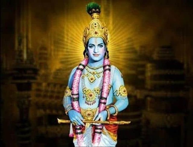 ఎన్టీఆర్ `మాయాబజార్`కి ముందు రెండు సినిమాల్లో కృష్ణుడి వేషం వేస్తే ఆడియెన్స్ స్వీకరించలేదని, వాటిని జనం చూడలేదని చెప్పారు. దీంతో విశ్వవిఖ్యాత నట సార్వభౌమగా పేరొందిన ఎన్టీఆరే బాధపడ్డారని తెలిపారు.