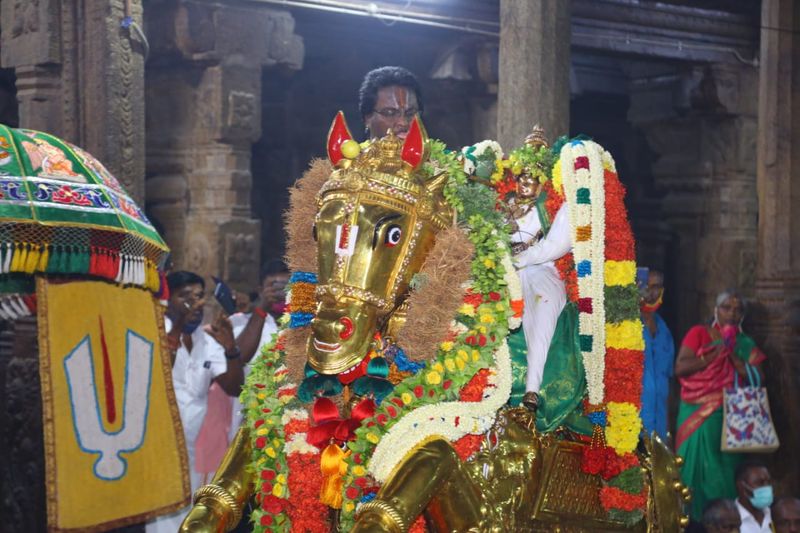 <p>ஒவ்வொரு ஆண்டும் மீனாட்சி திருக்கல்யாணத்தை காண மதுரை மாவட்டம் அழகர்கோவிலில் இருந்து கள்ளழகர் வேடமணிந்து வைகை ஆற்றில் எழுந்தருள்வார். கடந்த ஆண்டு நோய் தொற்று காரணமாக சித்திரைத் திருவிழா நிகழ்ச்சி ரத்து செய்யப்பட்டு கோவில் வளாகத்திலேயே எளிமையாக நடைபெற்றது.</p>