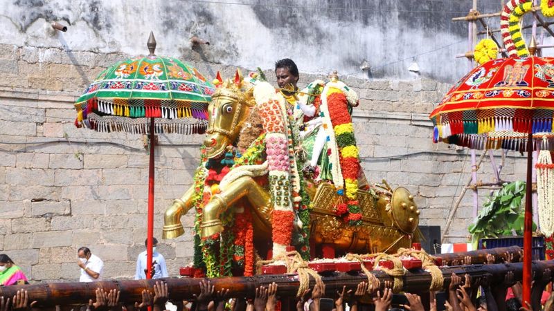 <p>இந்த ஆண்டு நடைபெறும் என்று எதிர்பார்க்கப்பட்ட நிலையில் கொரோனா 2வது அலை தீவிரமடைந்து வருவதால் கோலாகல கொண்டாட்டங்கள் ரத்து செய்யப்பட்டு, கோவில் வளாகத்திலேயே நடத்த முடிவு செய்யப்பட்டது.</p>