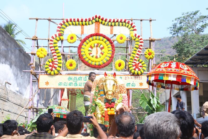 <p>இதில்கோவில் பணியாளர்கள் அர்ச்சகர்கள் ஊழியர்கள் அதிகாரிகள் அலுவலர்கள் மட்டும் கலந்து கொண்டனர்.</p>
<p> </p>