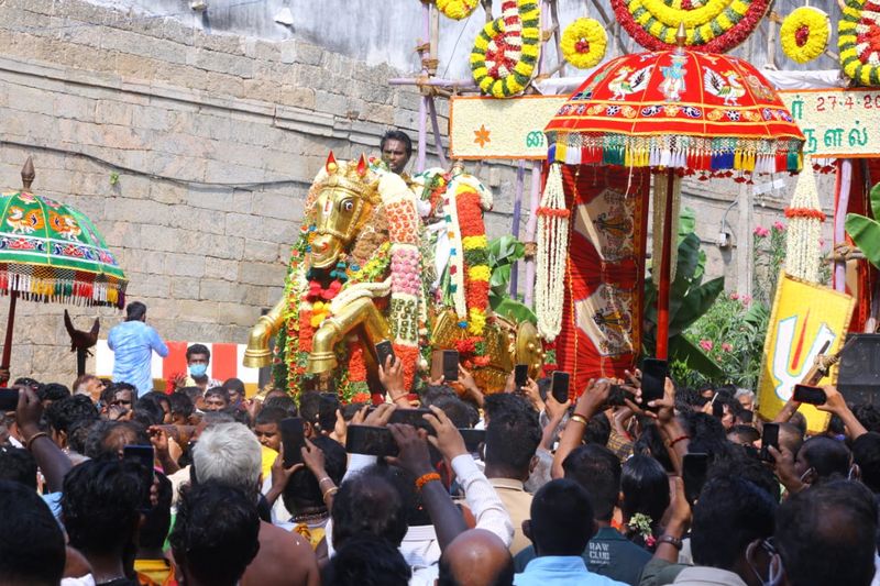 <p>கொரானா 2வது அலையால் கோவில் வளாகத்தில் அமைக்கப்பட்டுள்ள மாதிரி வைகை ஆற்றில் வெண்பட்டு உடுத்தி எழுந்தருளிய ஸ்ரீ கள்ளழகர் திருவிழாக்களில் மிகவும் பிரசித்தி பெற்றது மதுரை சித்திரை திருவிழா. அதில் மீனாட்சி திருக்கல்யாணம் கள்ளழகர் வைகை ஆற்றில் எழுந்தருளல் நிகழ்ச்சி மிகவும் புகழ்பெற்றது.</p>
