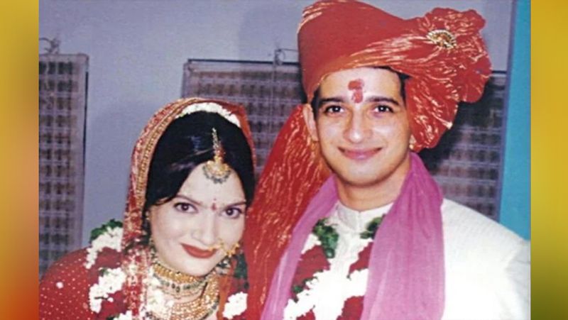 1999 में शुरू हुई डेटिंग का सिलसिला 2000 में खत्म हुआ। इसके बाद दोनों ने 15 जून 2000 को गुजराती रीति-रिवाज से शादी कर ली। जिस साल दोनों की शादी हुई, उसी साल शरमन जोशी ने बॉलीवुड में अपने करियर की शुरुआत की।