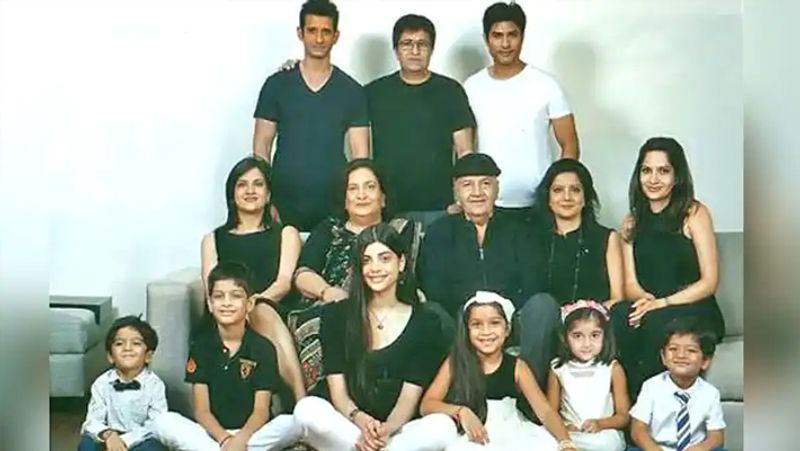 बता दें कि शरमन के ससुर प्रेम चोपड़ा की तीन बेटियां हैं। रकिता, पुनीता और प्रेरणा। बड़ी बेटी रकिता ने स्क्रीन राइटर और पब्लिसिटी डिजाइनर राहुल नंदा से शादी की है। इसी तरह मंझली बेटी पुनीता की शादी सिंगर और टीवी एक्टर विकास भल्ला से हुई है। छोटी बेटी प्रेरणा ने शरमन जोशी से शादी की है।