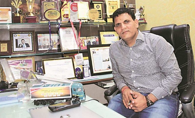 बता दें कि प्यारे खान की सक्सेस स्टोरी IIM अहमदाबाद में केस स्टडी में भी शामिल है। वह आईआईएम अहमदाबाद और अन्य बड़े संस्थानों से लगभग 150 ज्यादा पुरस्कार प्राप्त कर चुके हैं। हाल ही में केंद्रीय मंत्री नितिन गडकरी ने नागपुर में व्यवसाइयों से अपील की थी कि वे कोरोना संकट में आर्थिक मदद करें। जिसके बाद महामारी की गंभीर स्थिति को समझते हुए प्यारे खान ने मदद करने का फैसला किया।