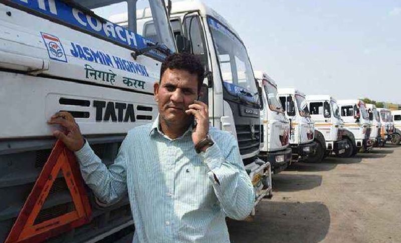 प्यारे खान की पर्सनल लाइफ किसी किसी फिल्मी कहानी से कम नहीं है। उनका परिवार कभी नागपुर के ताजबाग इलाके की झोपड़ियों में रहता था। उन्होंने कभी नहीं सोचा था कि वह एक दिन इतने बड़े आदमी बन जाएंगे। प्यारे खान ने अपनी काम की शुरूआत 1995 में नागपुर रेलवे स्टेशन के सामने संतरे बेचने से की थी। इसके बाद ऑटो रिक्शा चलाने का काम किया। इसके अलावा वह एक आर्केस्ट्रा कंपनी में भी काम कर चुके हैं।