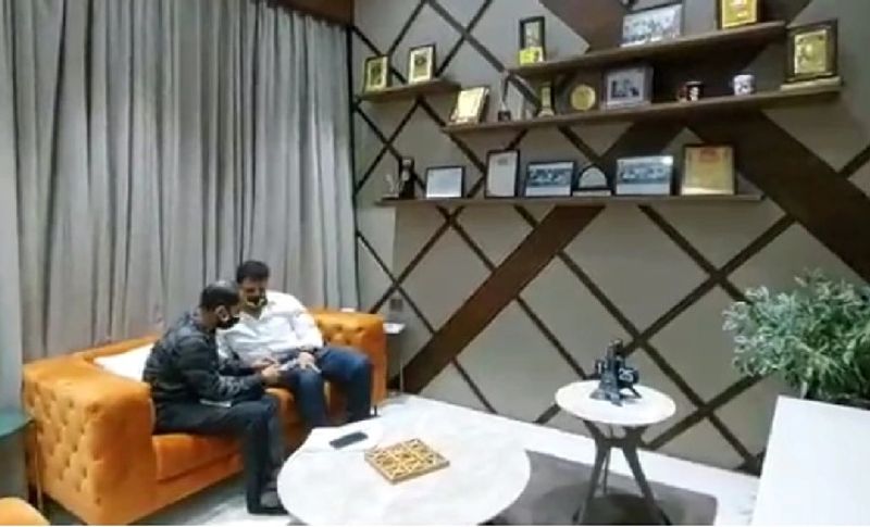 (अपने ऑफिस में ट्रांसपोर्ट कारोबारी प्यारे खान किसी से चर्चा करते हुए।)
Asianet News का विनम्र अनुरोधः आइए साथ मिलकर कोरोना को हराएं, जिंदगी को जिताएं...। जब भी घर से बाहर निकलें माॅस्क जरूर पहनें, हाथों को सैनिटाइज करते रहें, सोशल डिस्टेंसिंग का पालन करें। वैक्सीन लगवाएं। हमसब मिलकर कोरोना के खिलाफ जंग जीतेंगे और कोविड चेन को तोडेंगे। #ANCares #IndiaFightsCorona