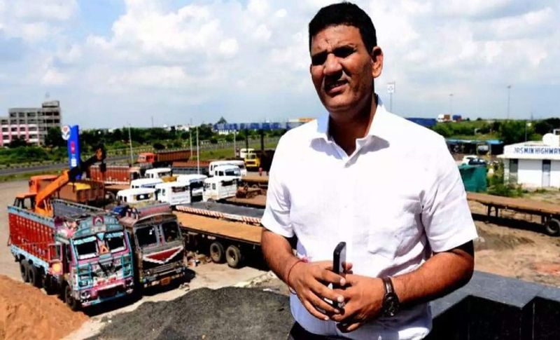 बता दें कि कारोबारी प्यारे खान ने 25 टैंकरों की मदद से दस दिनों में नागपुर के सरकारी और निजी अस्पतालों को 400 मीट्रिक टन ऑक्सीजन पहुंचा चुके हैं। उनके खुद के यह टैंकर भिलाई, विशाखापट्टनम, बेल्लारी से ऑक्सीजन ला रहे हैं। उन्होंने बताया कि वह रायपुर, भिलाई, राउरकेला जैसी जगहों पर सप्लाई करा चुके हैं। इतना ही नहीं वह AIIMS सहित अन्य अस्पतालों में 50 लाख रुपए की ऑक्सीजन भी दान कर चुके हैं।