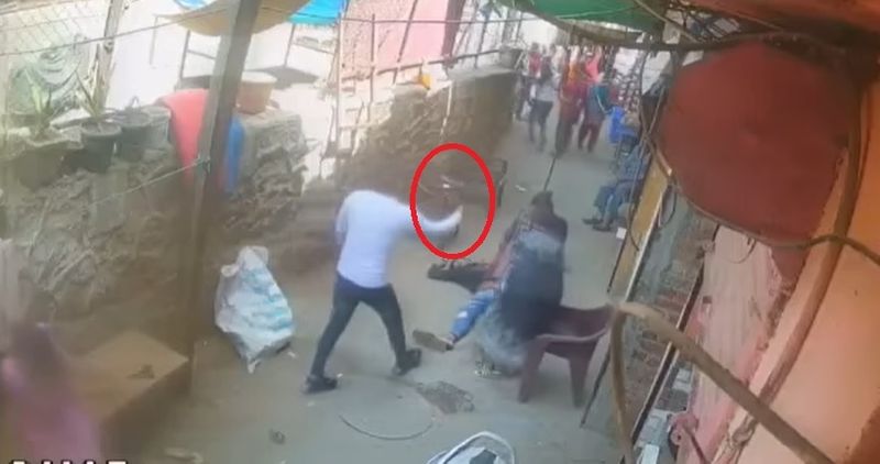 मंगलवार सुबह पति-पत्नी गली में ही बैठे हुए थे, तभी वसीम ने साइना पर ताबड़तोड़ फायरिंग कर दी। पड़ोसी शहादत ने उसे बचाने की कोशिश की तो वसीम ने उसे भी एक गोली मार दी। 