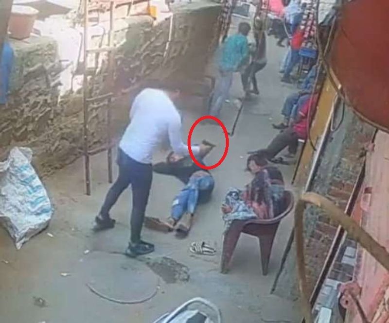 साइना के जेल जाने के बाद वसीम की नजदीकियां उसकी बहन रेहाना से वसीम की नजदीकी बढ़ गई। जिसके कारण वो अपनी पत्नी से मिलने जेल भी नहीं गया। 25 अप्रैल को जेल से जमानत पर बाहर आने के बाद पति-पत्नी में इसी बात पर झगड़ा हुआ। 