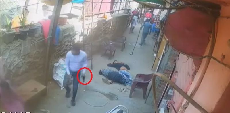 वारदात के बाद वसीम आराम से वहां से चला गया। हालांकि पुलिस ने हुए उसे गिरफ्तार कर हथियार बरामद कर लिया। पुलिस साइना की बहन की भूमिका की भी जांच कर रही है।
