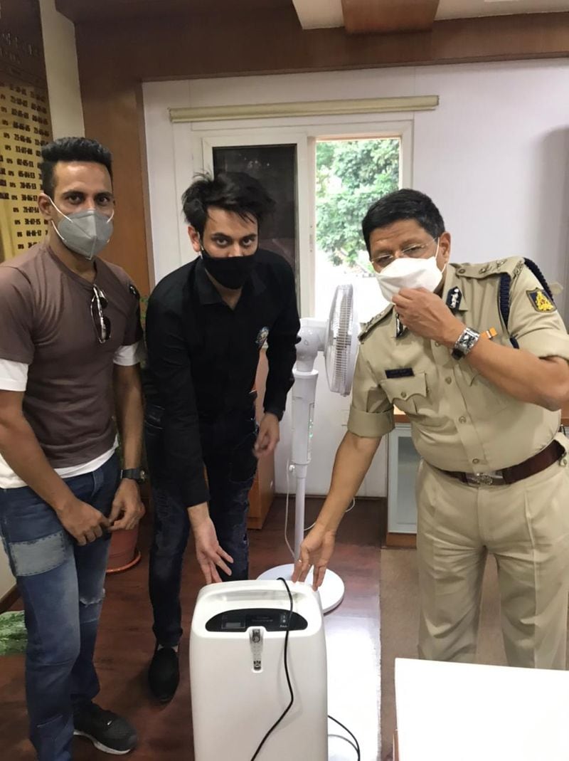 ಸೋನು ಸೂದ್ ಚಾರಿಟಬಲ್ ಟ್ರಸ್ಟ್ ನ ಹಶ್ಮತ್ ಎಂಬುವವರಿಗೆ ಆಕ್ಸಿಜನ್ ಕಾನ್ಸನ್ಟ್ರೇಟರ್ ಗಳ ನೀಡಿಕೆ . ಪೊಲೀಸರಿಗೆ ಆಕ್ಸಿಜನ್ ಯಂತ್ರ ನೀಡಿದ ಸೋನು ಸೂದ್ ಚಾರಿಟಬಲ್ ಟ್ರಸ್ಟ್ ಸದಸ್ಯರು