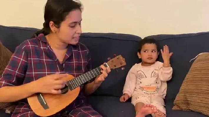 baby girl joins Mom in Singing Agar Tum saath ho baby girl joins Mom in Singing Agar Tum saath ho