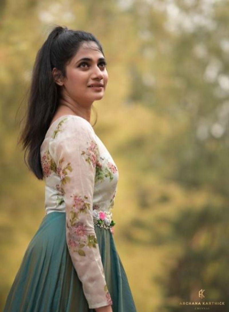 பிக்பாஸ் நிகழ்ச்சியில் இருந்து வெளியே வந்த பிறகு லாஸ்லியாவிற்கு ஹர்பஜன் சிங்குடன் “ப்ரெண்ட் ஷிப்”, பிக்பாஸ் ஆரியுடன் ஒரு படம், புதுமுக ஹீரோ ஒருவருடன் ஒரு படம், தர்ஷன் உடன் ஒரு படம் என அடுத்து வாய்ப்புகள் குவிந்து வருகிறது. 