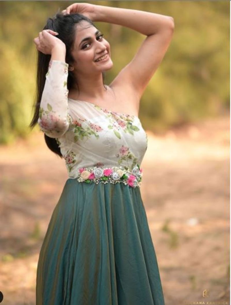 அப்பாவின் இறப்பால் மனம் நொந்து போன லாஸ்லியா சமீபத்தில் பிக்பாஸ் சீசன் 4 நிகழ்ச்சியின் கிரண்ட் பைனலில் பங்கேற்றார். அந்த நிகழ்ச்சியில் ஆஜித் உடன் லாஸ்லியா எடுத்துக்கொண்ட செல்ஃபி போட்டோ சோசியல் மீடியாவில் வைரலானது. 