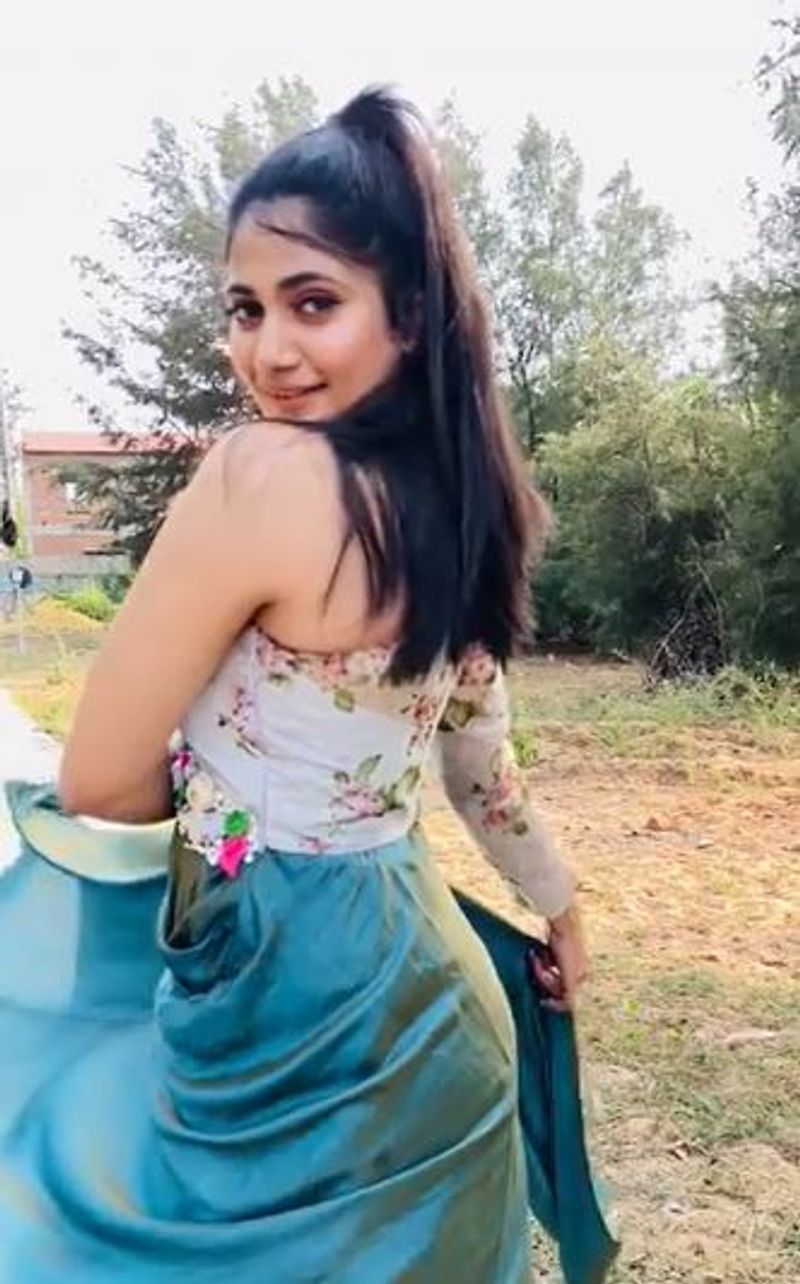 தற்போது மீண்டும் சோசியல் மீடியாவில் ஆக்டிவாக வலம் வரும் லாஸ்லியா படு மாரனான ஸ்லீவ்லெஸ் உடையில் புகைப்படங்கள் வெளியிட அது வைரலாக பார்க்கப்பட்டு வருகிறது.