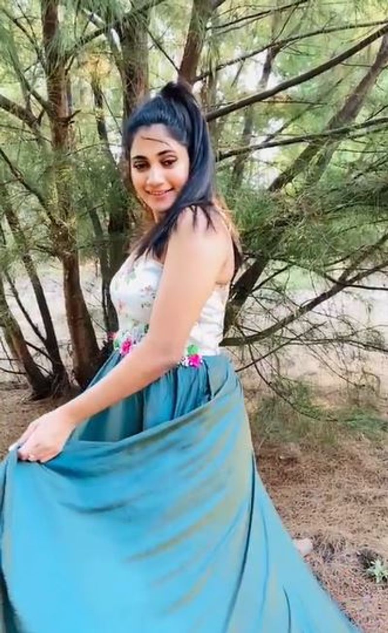 தன்னுடைய லாங் கவுனை சுற்றியபடி இவர் கொடுத்துள்ள போஸ் ரசிகர்களை வெகுவாக கவர்ந்துள்ளது.