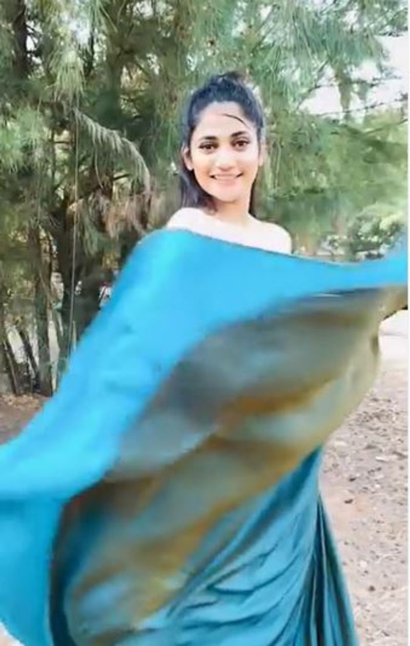 மேலும் இந்த புகைப்படங்களில் துளியும் மேக்அப் இல்லாமல் போஸ் கொடுத்துள்ளது கூடுதல் அழகு 