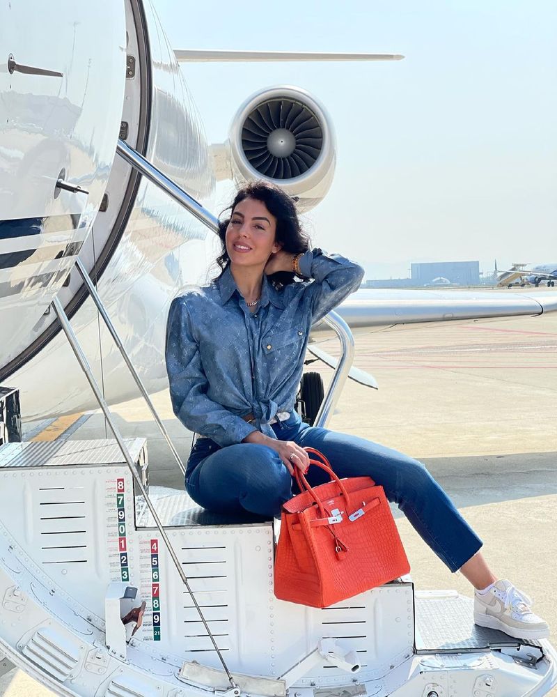 Simply, Georgina's beauty and looks are breathtaking. She captioned the post, "Bonjour Paris 🧡🗼".