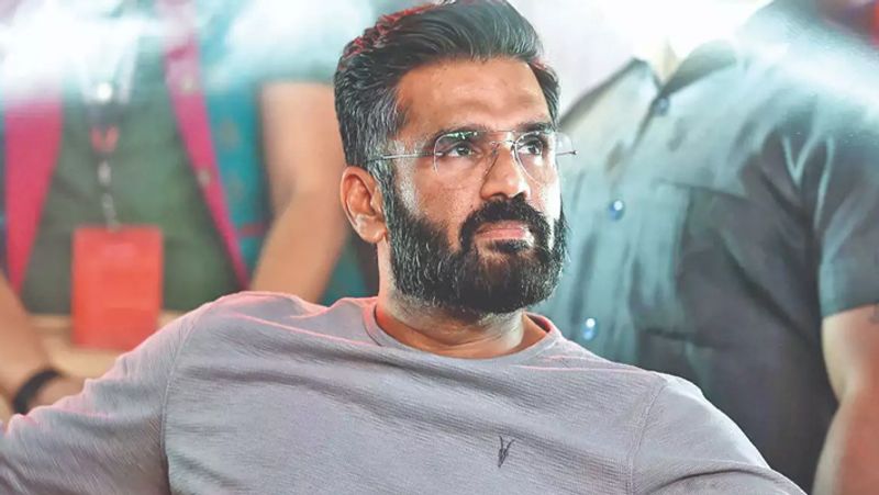 ‘అవును... అథియా ప్రస్తుతం ఇంగ్లాండ్లోనే ఉంది. ఆమె ఆహాన్తో కలిసి హాలీడేస్ గడుపుతోంది. మిగిలిన విషయాలు వాళ్లనే అడిగి తెలుసుకోండి...’ అంటూ కామెంట్ చేశాడు సునీల్ శెట్టి...