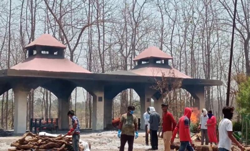 बता दें कि यह दोनों शव को अस्पताल से लेकर भदभदा श्मशान घाट तक लाते हैं। दोनों पीपीई किट पहनकर और पूरी तरह से पेक होकर रोजाना सैंकड़ों शवों का अंतिम संस्कार करते हैं। उनका कहना है कि कभी-कभी तो ऐसा वक्त भी आया कि चिता जलाने के लिए श्मशान घाट में जगह कम पड़ गई थी।
