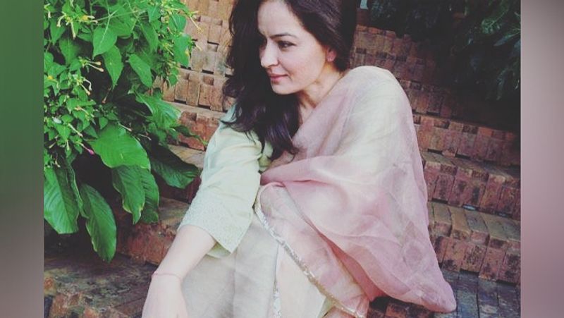 38 साल पहले जब दिव्या ने डेब्यू किया तब वे बेहद खूबसूरत थी। वक्त के साथ उनके लुक में काफी चेंज देखने को मिलता है। हालांकि, वे अभी भी खूबसूरत दिखती है।
