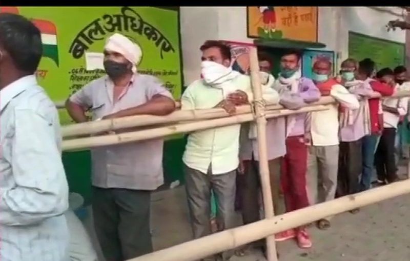 सीतापुर के तालगांव थाना क्षेत्र में समैसा गांव के बूथ पर एक प्रत्याशी के द्वारा मतदान पेटी में पानी डालने की खबर है। हालांकि प्रशासन का दावा है कि प्रत्याशी के समर्थक द्वारा मतपेटी में पानी डालने का प्रयास किया गया था, लेकिन पुलिस फोर्स ने उसे रोक लिया और मामले को शांत कराने के बाद दोबारा मतदान शुरू करा दिया गया है। 