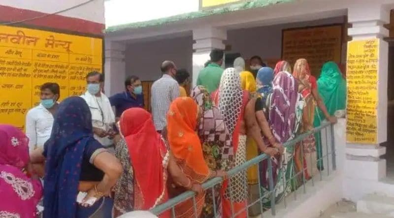मथुरा के थाना बरसाना की ग्राम पंचायत राकोली के गांव नहारा में मतदान के दौरान गोलियां चल गईं। सूचना मिलते ही पुलिस बल के साथ एसडीएम गोवर्धन राहुल यादव मौके पर पहुंच गए। प्राप्त जानकारी के अनुसार सियाराम व मलखान पक्ष में गोलियां चली हैं। घटना में आठ लोगों के घायल होने की सूचना है।
