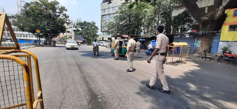 కర్ణాటక రాష్ట్రంలో కరోనా కేసులు ఎక్కువగా ఉన్న నేపథ్యంలో లాక్డౌన్ ను ప్రభుత్వం పొడిగించింది. లాక్డౌన్ సందర్భంగా రోడ్లపై ఎవరూ ఉండకుండా పోలీసులు గస్తీ తిరుగుతున్నారు. ఈ సమయంలో రోడ్డుపై నాగరత్న కొడుకును తీసుకొని నడుచుకొంటూ వెళ్తూ కన్పించింది. 