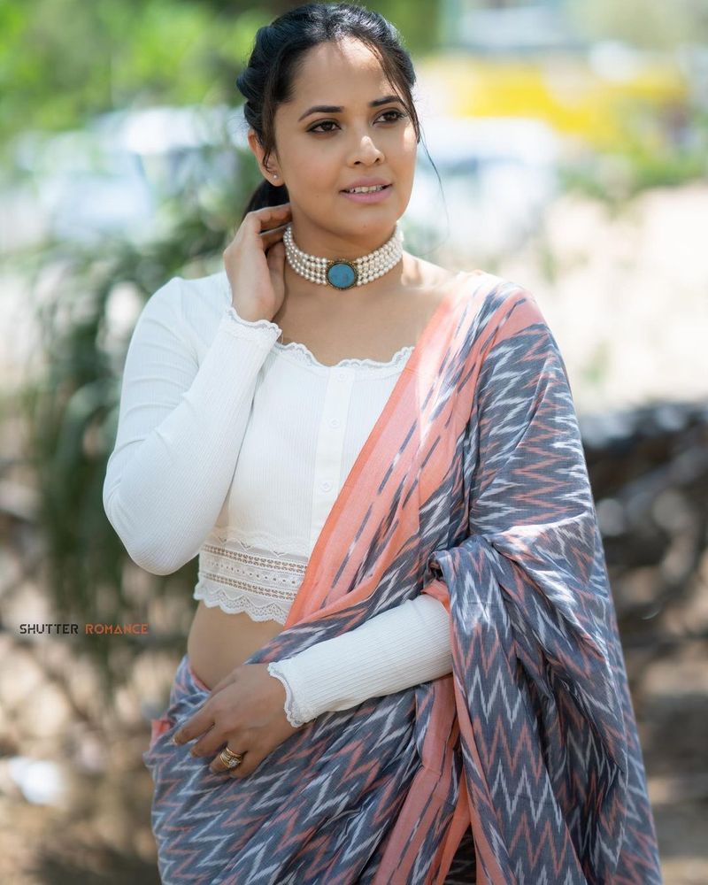 సెక్సీ యాంకర్ అనసూయ ఏం చేసినా స్పెషలే. ఆమె వేసే డ్రెస్ మరింత స్పెషల్. అది కచ్చితంగా హాట్ టాపిక్గా మారుతుంటుంది. తాజాగా ఈ అమ్మడు శారీలో హోయలు పోయింది.
