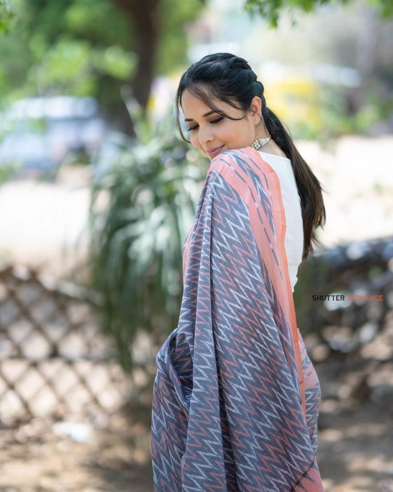 `జబర్దస్త్` కోసం ప్లజెంట్ శారీలో పరువాలు పోయింది అనసూయ. ఈ పిక్స్ ని సోషల్ మీడియాలో అభిమానులతో పంచుకోగా, అవి నెట్టింట వైరల్గా మారాయి.