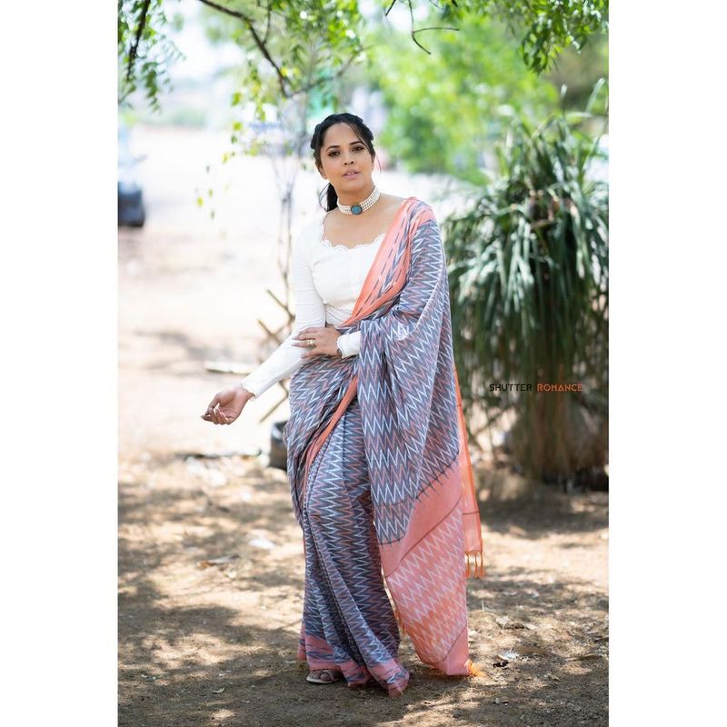 ఇటీవల ఆమె పంచుకున్న ఫోటోలపై నెటిజన్లు కామెంట్ చేశారు. కరోనా వైరస్తో జనాలు ఇబ్బందులు పడుతుంటే ఈ టైమ్లో ఇలాంటి డ్రెస్సులు,ఫోటోలు అవసరమా? అంటూ ప్రశ్నించారు.