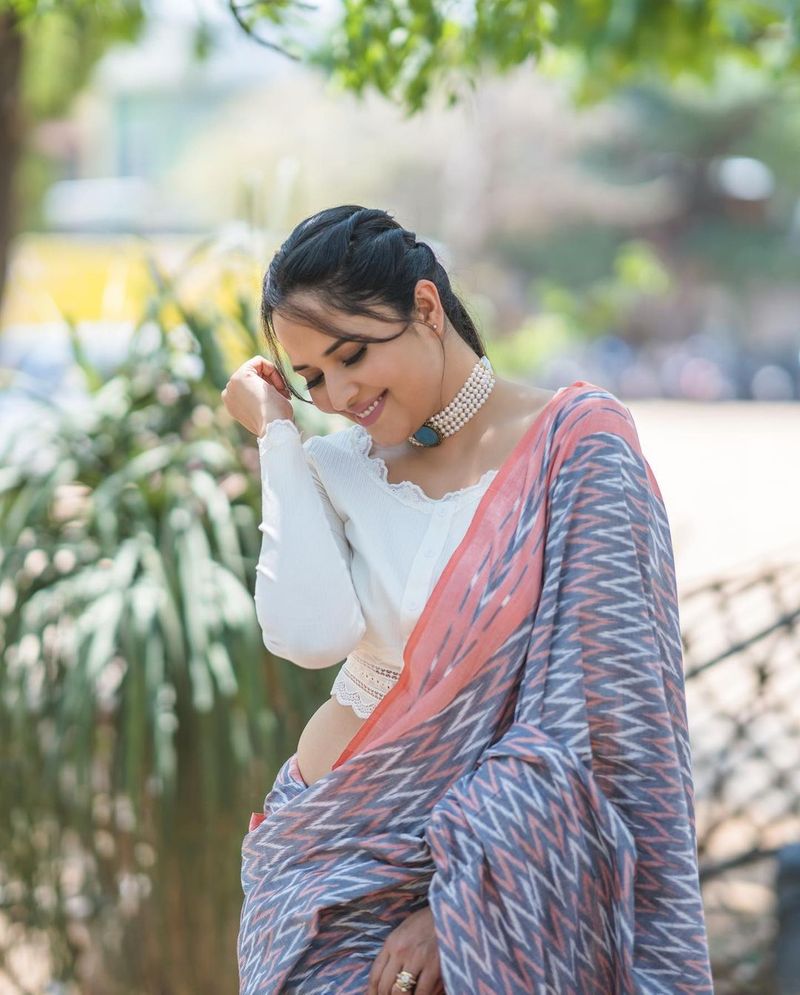 దీనికి ఘాటుగా స్పందించింది అనసూయ. ఇలాంటి టైమ్లోనే జనాలకు ఆ బాధ నుంచి విముక్తి పొందేందుకు, ఇంట్లోనే ఉండేందుకు వినోదాన్ని పంచుతున్నామని తెలిపింది.
