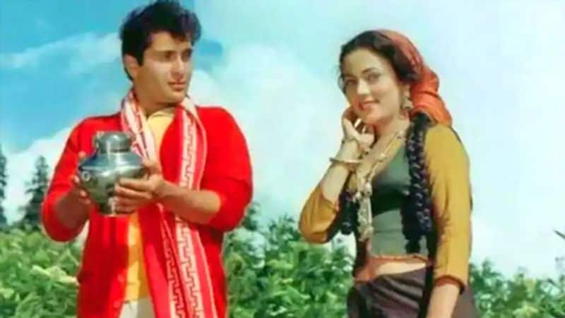राम तेरी गंगा मैली फिल्म तो सुपरहिट रही लेकिन इसका सारा क्रेडिट एक्ट्रेस मंदाकिनी को मिल गया। जैसे-जैसे फिल्म चर्चित होने लगी राजीव कपूर पिता राज कपूर से नाराज होते गए। इस फिल्म के बाद बाप-बेटे में काफी अनबन हो गई थी।